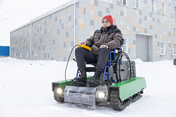 Активисты партийного проекта «Единая страна – доступная среда» протестировали прототип платформы на гусеницах для кресел-колясок