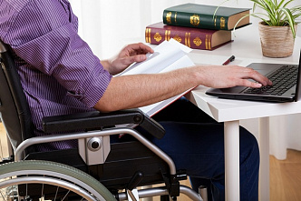 Опубликован закон, сохраняющий социальные доплаты к пенсии работающих несовершеннолетних инвалидов