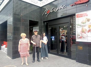 «Единая Россия» проверила доступность летних кафе для людей с инвалидностью в Красноярске