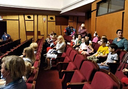 При поддержке «Единой России» дети с ограниченными возможностями здоровья посетили театр кукол      
