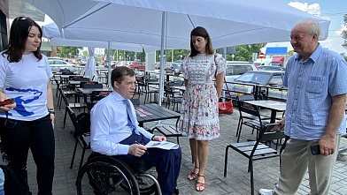 Михаил Терентьев проверил в Бронницах доступность для инвалидов летнего кафе