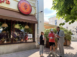 В Смоленске летние кафе проверили на доступность для людей с ограниченными возможностями