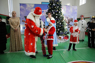 В Чечне «Единая Россия» поздравила с Новым годом более двух тысяч детей